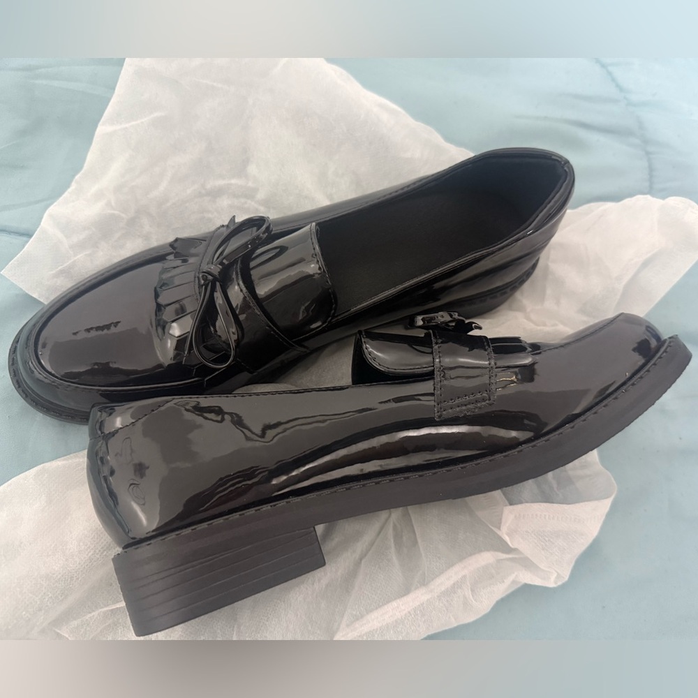 Elegant Black Patent Leather Flats - Picture 3 of 6